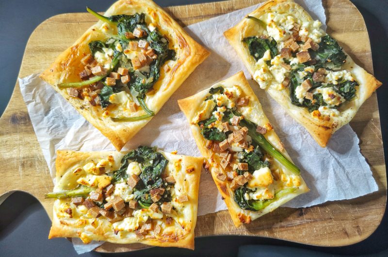 Blätterteig-Pizza mit Spinat, Feta & Räuchertofu